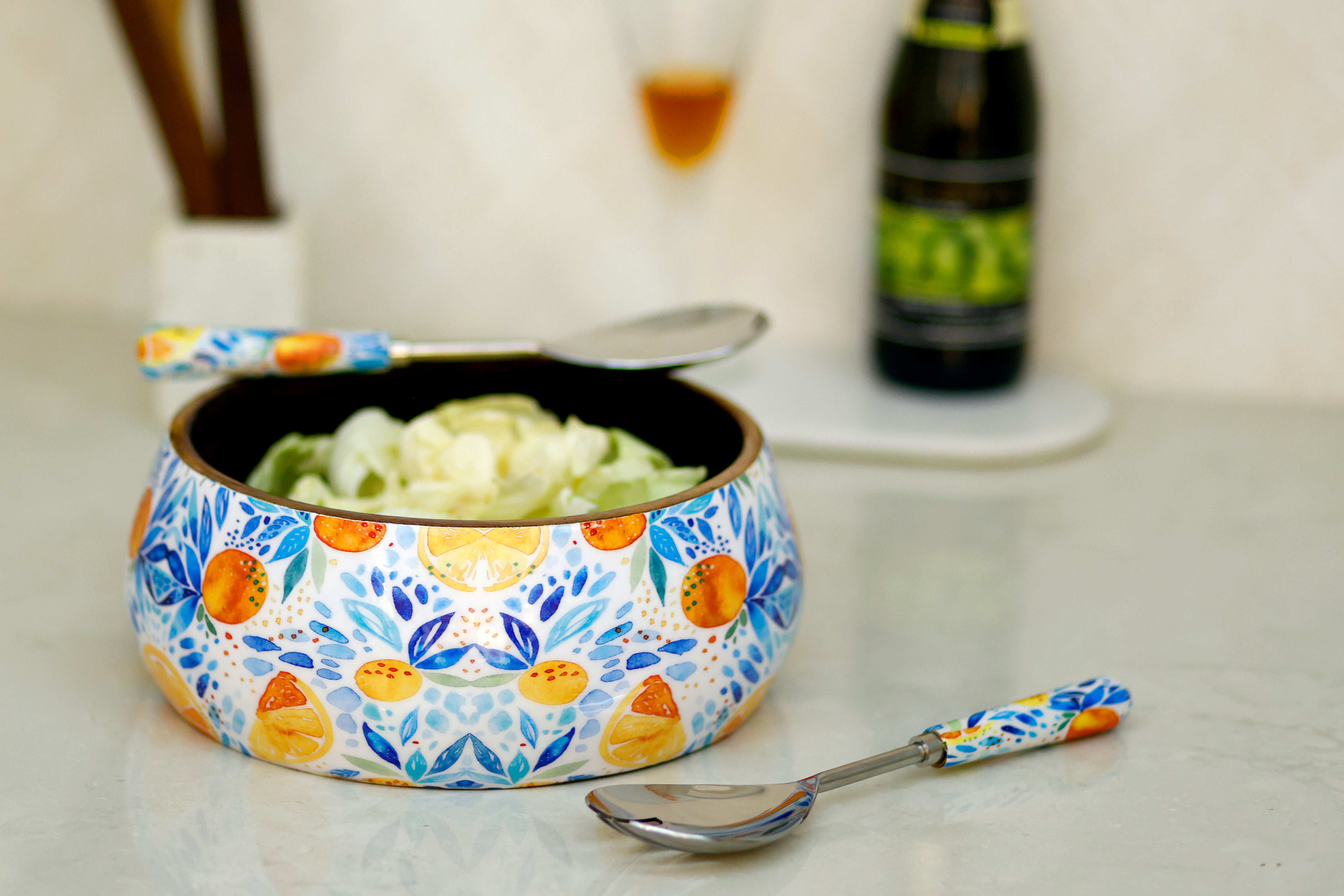Piquant salad bowl with severs